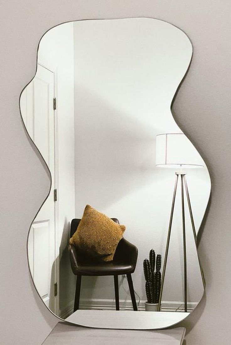 un grand miroir avec bordure en bois pour votre maison插图