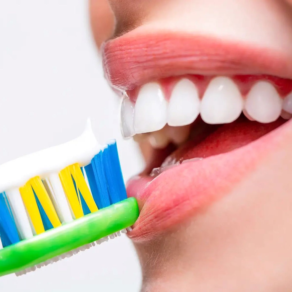 brush tongue with electric toothbrush