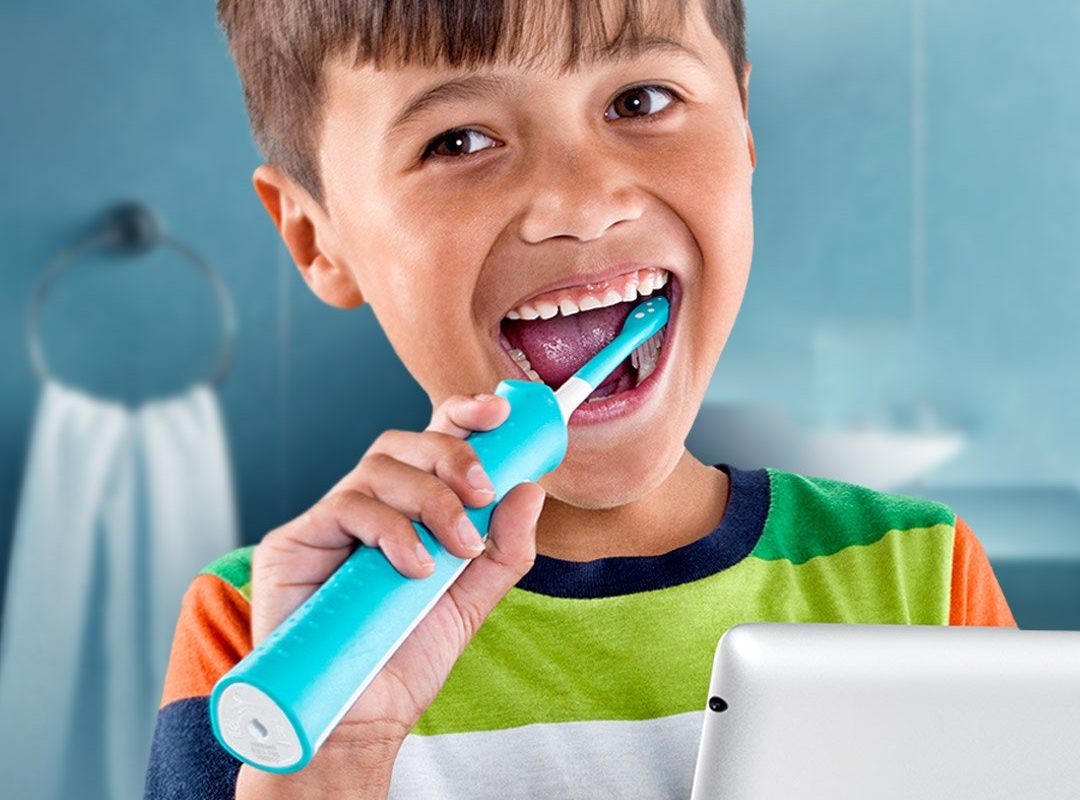 kids use electric toothbrush