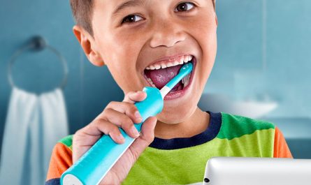 kids use electric toothbrush