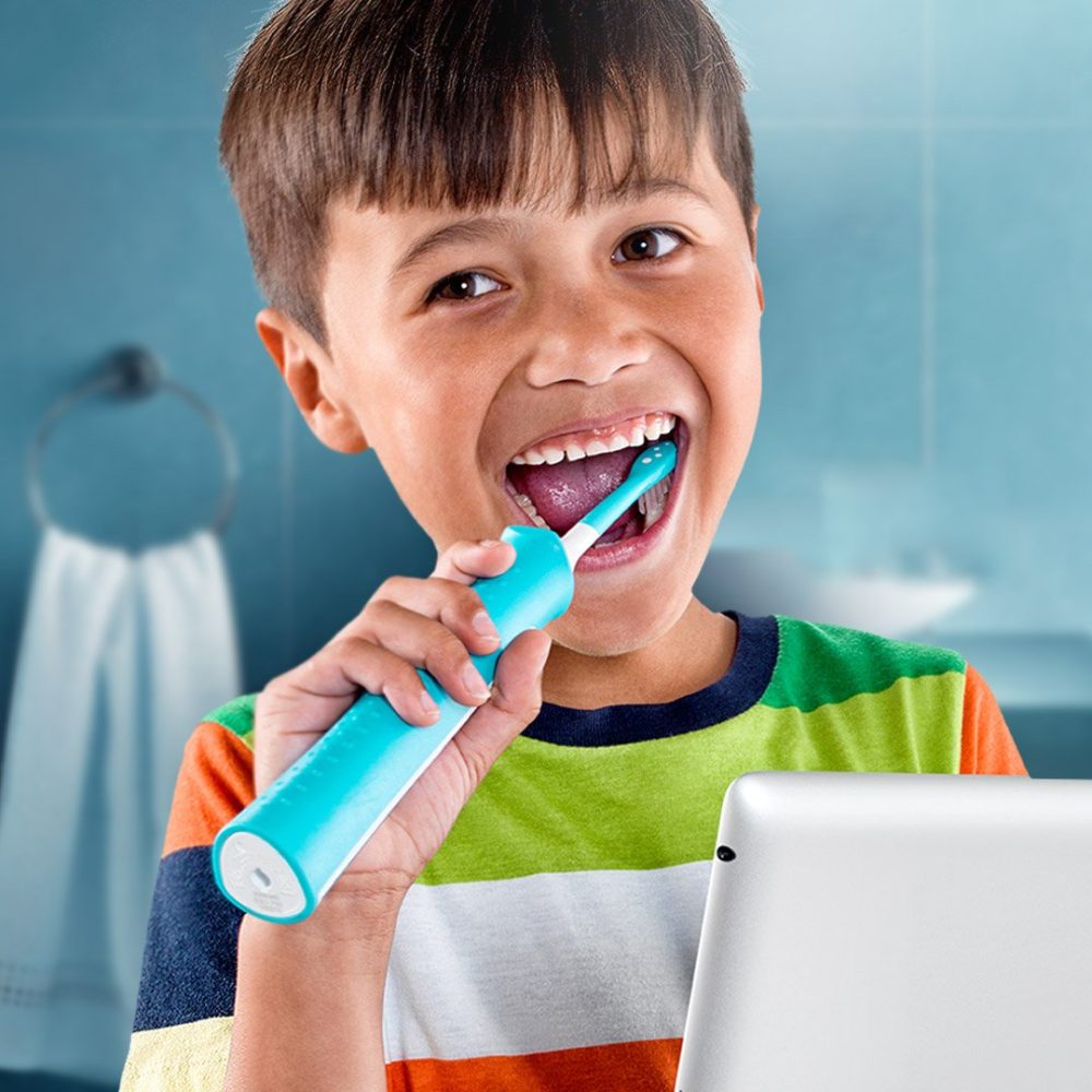 kids use electric toothbrush