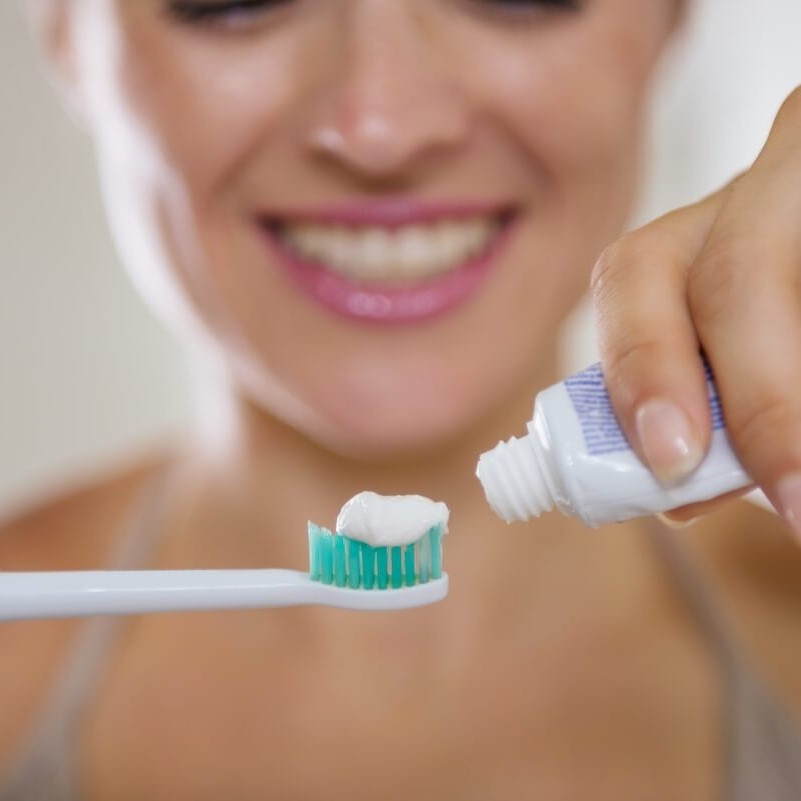 use toothpaste with electric toothbrush