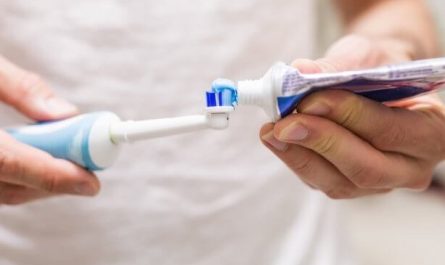 use toothpaste with electric toothbrush